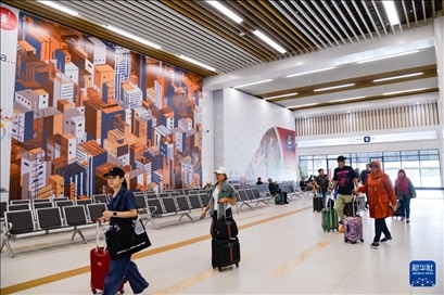 1月24日，在印度尼西亞雅加達哈利姆站，乘客在候車大廳內(nèi)行走。新華社記者 徐欽 攝