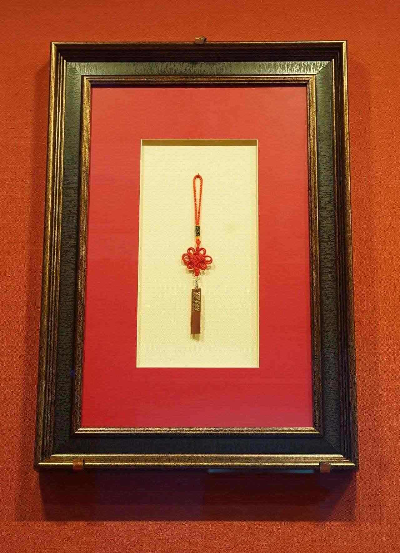 2017年5月，時(shí)任肯尼亞總統(tǒng)烏胡魯·肯雅塔贈(zèng)送習(xí)近平主席的蒙內(nèi)鐵路紀(jì)念U盤。