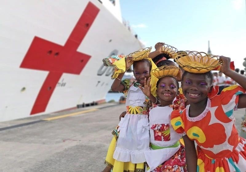 2018年10月，在安提瓜和巴布達(dá)首都圣約翰，當(dāng)?shù)匦∨笥焉泶﹤鹘y(tǒng)服裝歡迎中國(guó)海軍“和平方舟”醫(yī)院船首次到訪。