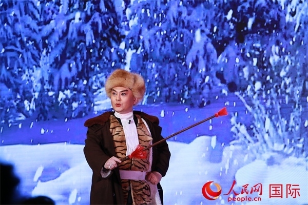 現(xiàn)代京劇《智取威虎山》選段《打虎上山》。人民網(wǎng) 許可攝