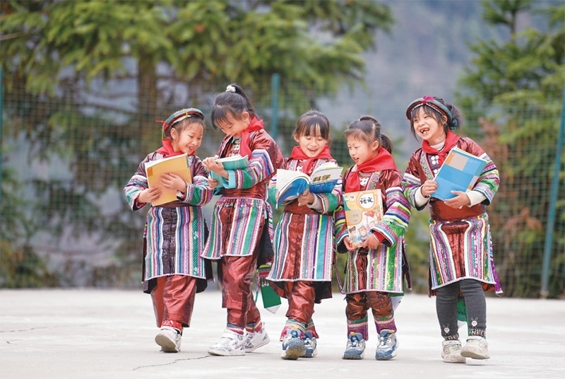 位于貴州省黔東南苗族侗族自治州從江縣大山深處的西山鎮(zhèn)中寨教學(xué)點(diǎn)，是一所全校均為瑤族學(xué)生的“微小學(xué)”。近年來(lái)，隨著教學(xué)條件逐漸改善，學(xué)校發(fā)生了翻天覆地的變化。圖為2023年2月16日，領(lǐng)到新書(shū)的瑤族學(xué)生在一起交流。 新華社記者 楊文斌/攝