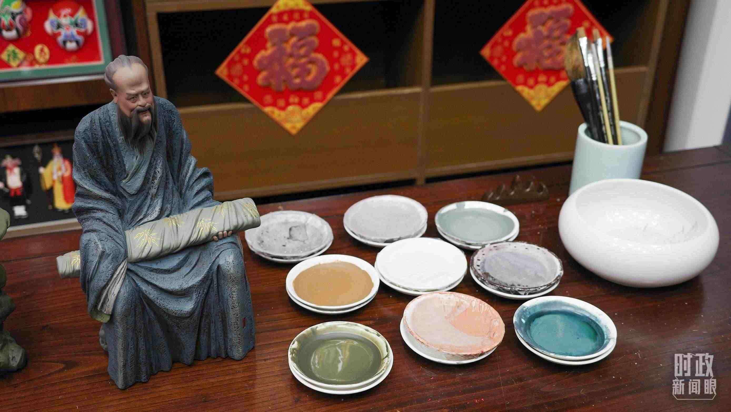△天津古文化街，泥人張店鋪的上色顏料展示。（總臺(tái)央視記者覃思拍攝）