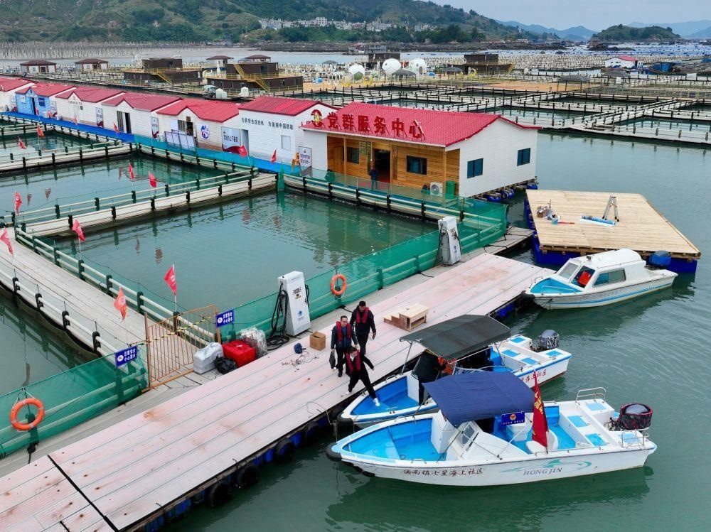 △2023年11月14日，福建寧德市霞浦縣溪南鎮(zhèn)七星海上社區(qū)的工作人員，前往轄區(qū)漁排進(jìn)行民情走訪。