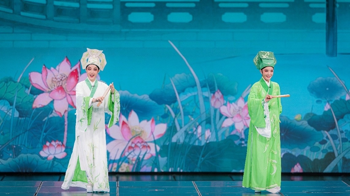 青年越劇演員陳麗君、李云霄彩排現(xiàn)場。主辦方供圖