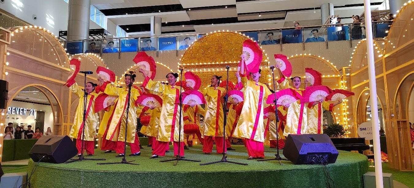 開幕式上活力四射的文藝節(jié)目引得觀眾陣陣喝彩。紅溪禮示大學孔子學院 供圖