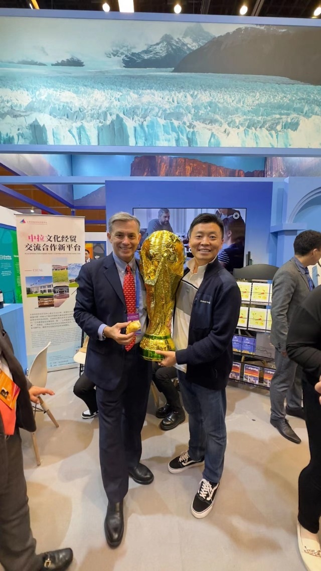 2022年，馬克西米與同事在上海。圖片由受訪者提供