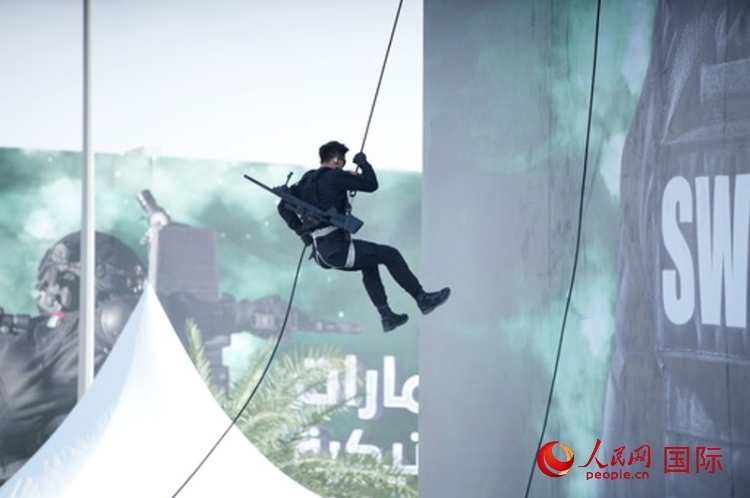 中國特警索降。人民網(wǎng) 塔里克·易卜拉欣攝