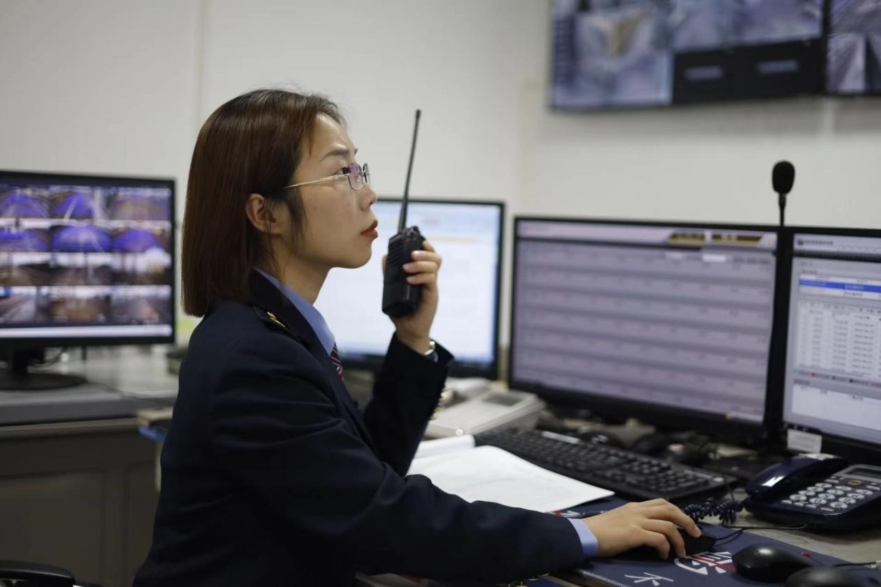 張華正在使用對講機溝通客運工作情況。蔡紫妍攝