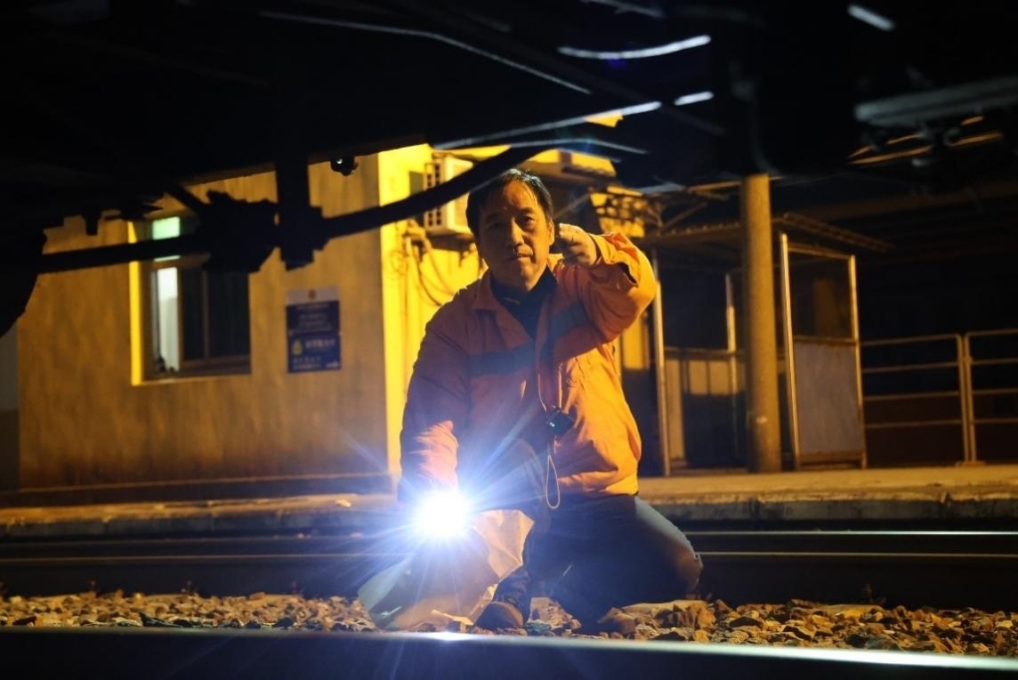 凌晨2點，李金饒正在檢查關(guān)門車。陸佳駿攝