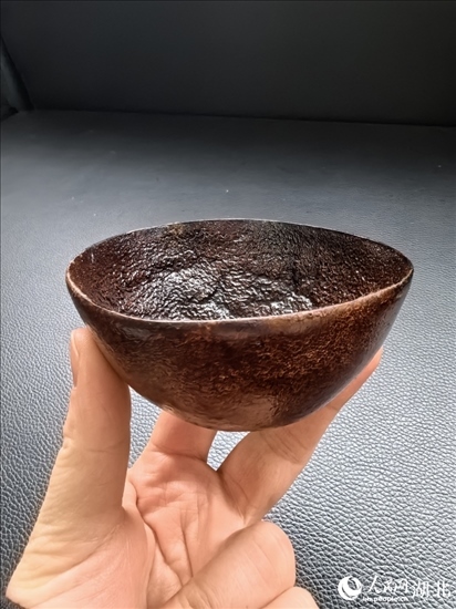 用橘子皮制成的碗。人民網(wǎng)記者 周雯攝