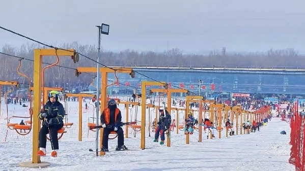 新春走基層｜滑雪場(chǎng)上過(guò)春節(jié)！冰城“冷資源”變成“熱經(jīng)濟(jì)”