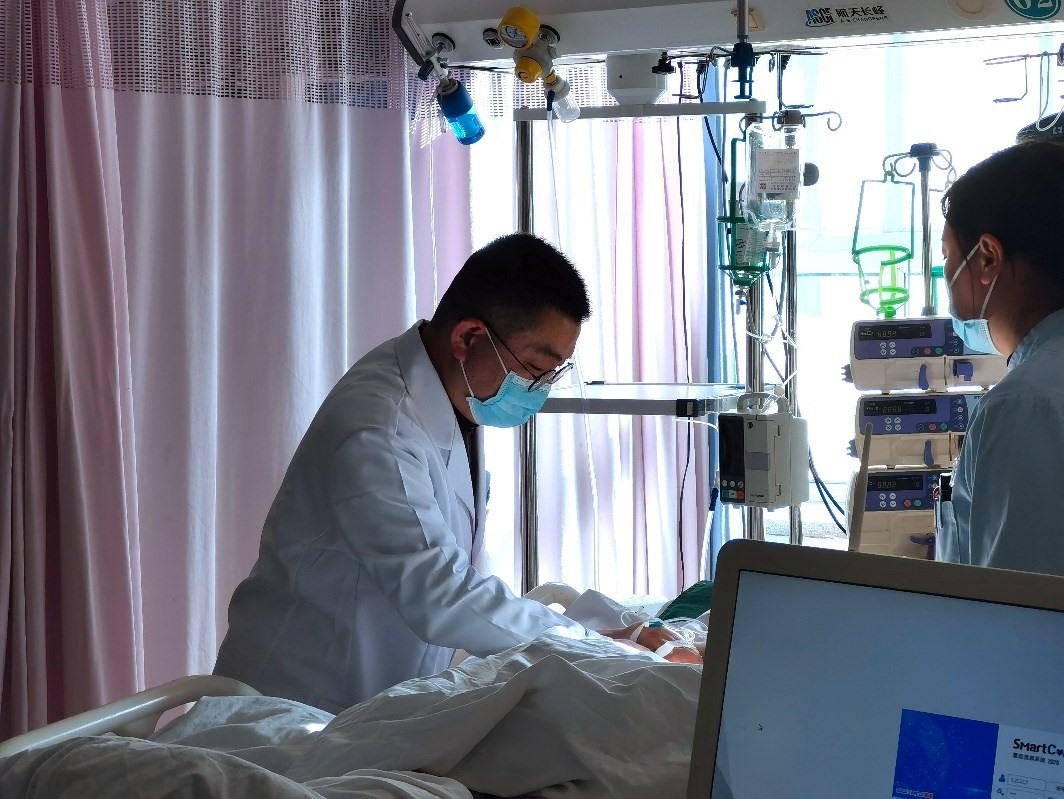 徐晉偉正在觀察患者體征。人民網(wǎng)記者 栗翹楚攝