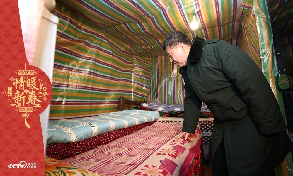 2018年2月11日，習(xí)近平總書記在四川三河村貧困戶吉好也求家中看望。