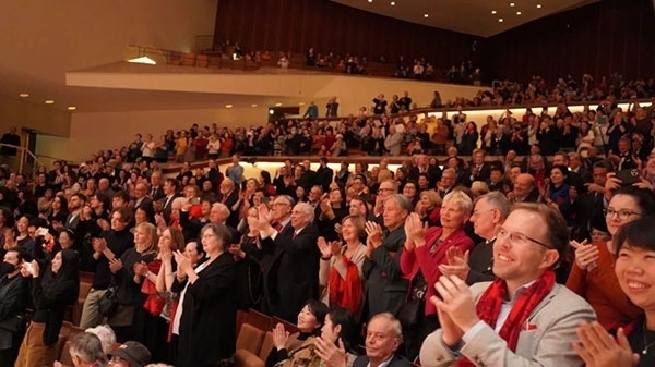 中德觀眾觀看中央民族樂(lè)團(tuán)“”天地永樂(lè)·中國(guó)節(jié)“”音樂(lè)會(huì)。中國(guó)駐德國(guó)大使館供圖
