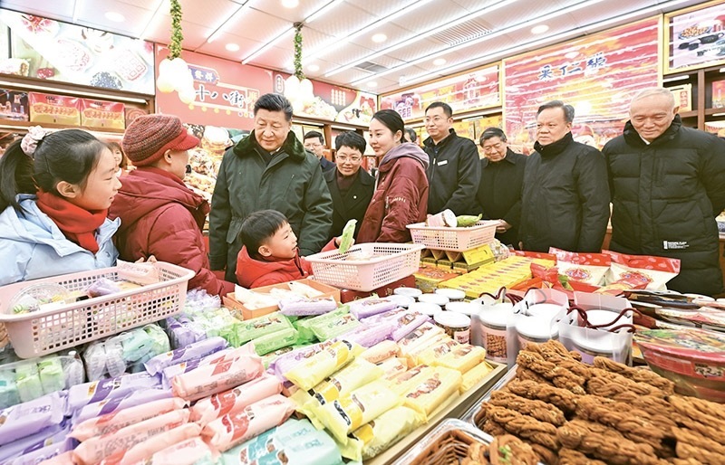 2024年2月1日至2日，中共中央總書記、國家主席、中央軍委主席習(xí)近平來到天津，看望慰問基層干部群眾。這是1日下午，習(xí)近平在天津古文化街考察時，走進(jìn)店鋪同現(xiàn)場群眾互動交流。 新華社記者 謝環(huán)馳/攝