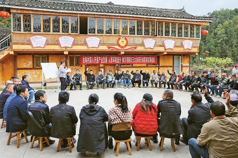 圖為2023年4月6日，貴州省黔東南苗族侗族自治州施秉縣白垛鄉(xiāng)白垛村村民在討論產(chǎn)業(yè)發(fā)展、人居環(huán)境提升、鄉(xiāng)村文明建設(shè)相關(guān)事宜。 人民圖片 磨桂賓/攝