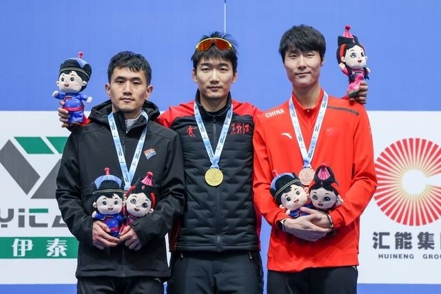 1月12日，“十四冬”速度滑冰（公開組）男子500米比賽，冠軍黑龍江隊(duì)選手高亭宇（中）、亞軍遼寧隊(duì)選手楊濤（左）、季軍河北隊(duì)選手李添龍?jiān)陬C獎(jiǎng)儀式上合影。新華社記者 王楷焱 攝