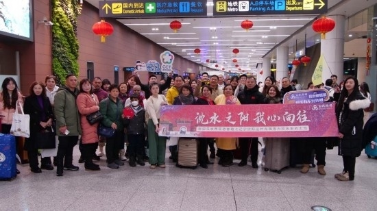 2月11日，一批馬來西亞游客抵達沈陽桃仙國際機場。新華社發(fā)