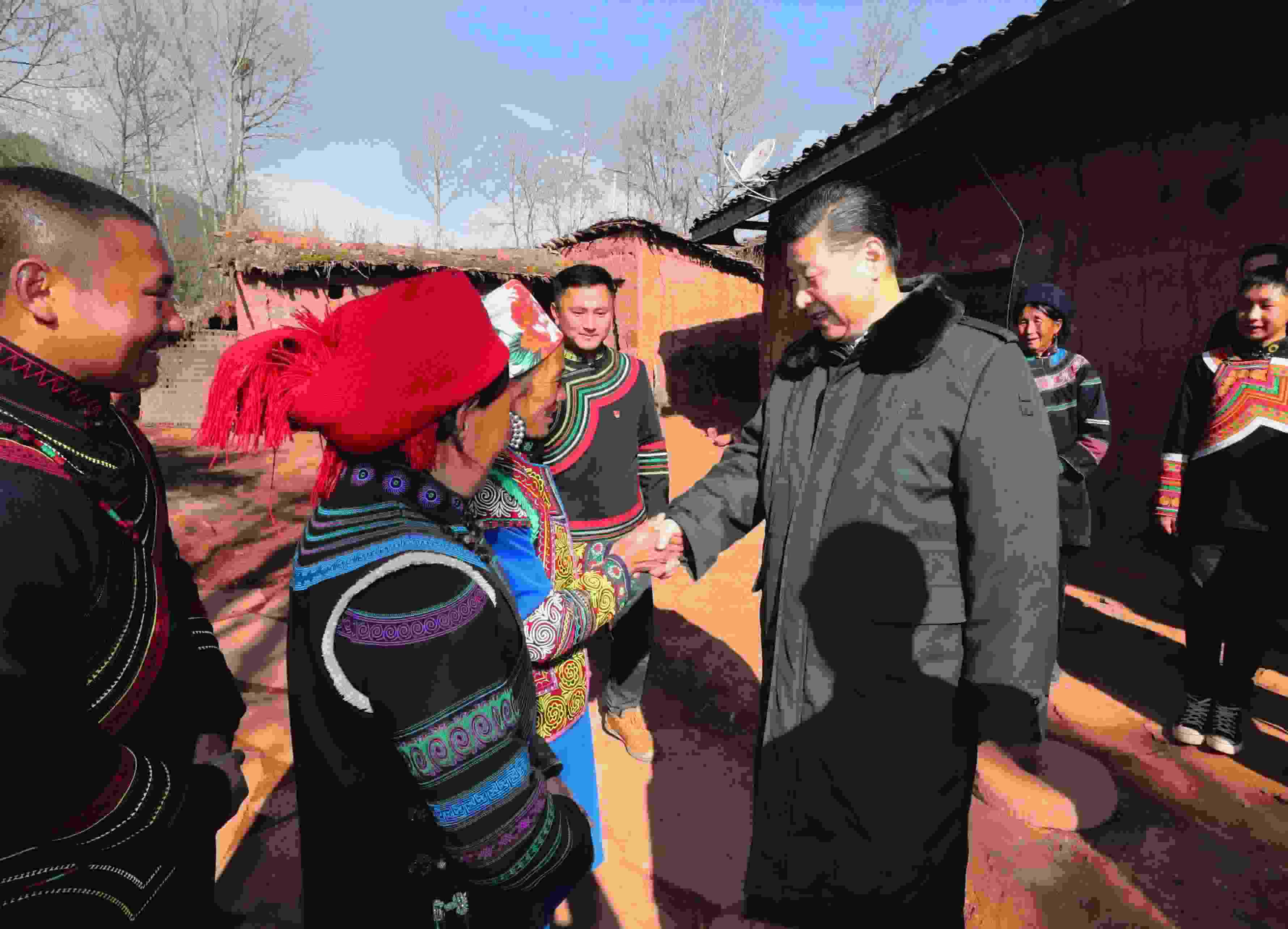 △ 2018年2月11日，習(xí)近平總書記驅(qū)車2個多小時，從四川西昌市來到位于大涼山深處的昭覺縣三岔河鄉(xiāng)三河村、解放鄉(xiāng)火普村，走進(jìn)彝族貧困群眾家中，看實情、問冷暖、聽心聲，同當(dāng)?shù)馗刹咳罕姽采叹珳?zhǔn)脫貧之策。