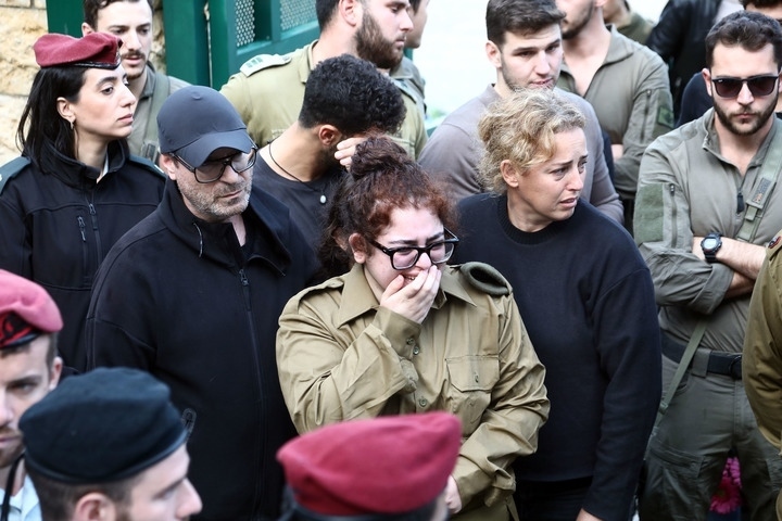 1月23日，在以色列特拉維夫的一處公墓，人們參加一名以色列士兵的葬禮。新華社發(fā)（吉德翁·馬科維奇攝/基尼圖片社）