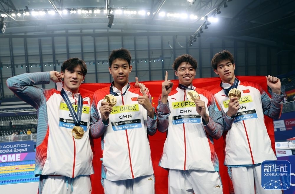 2月11日，2024年多哈游泳世錦賽男子4×100米自由泳接力決賽，中國隊(duì)選手王浩宇、張展碩、季新杰和潘展樂（從左到右）在頒獎儀式后合影慶祝。新華社記者 雒圓 攝