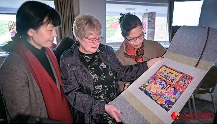 贈送舟山漁民畫。人民網(wǎng) 郭錦標攝