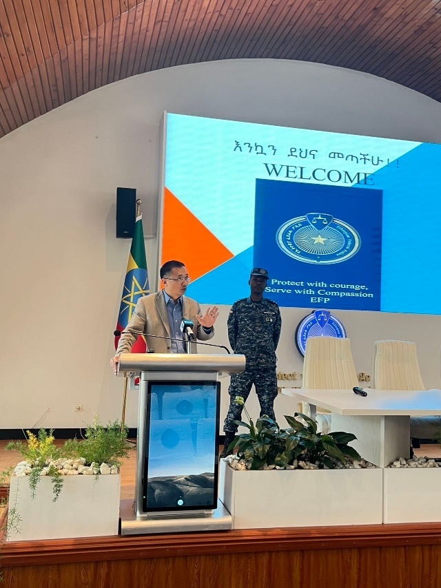 圖為駐埃塞使館首席館員申欽民公參致辭。亞的斯亞貝巴大學(xué)孔子學(xué)院供圖