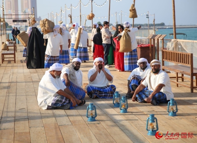 演藝人員展示售賣產(chǎn)品的場(chǎng)景。人民網(wǎng) 塔里克·易卜拉欣攝