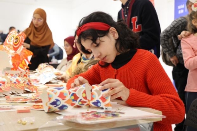 參與者在制作元宵彩燈。拉巴特中國文化中心供圖