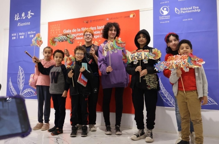 孩子們拿著元宵彩燈合影。拉巴特中國文化中心供圖