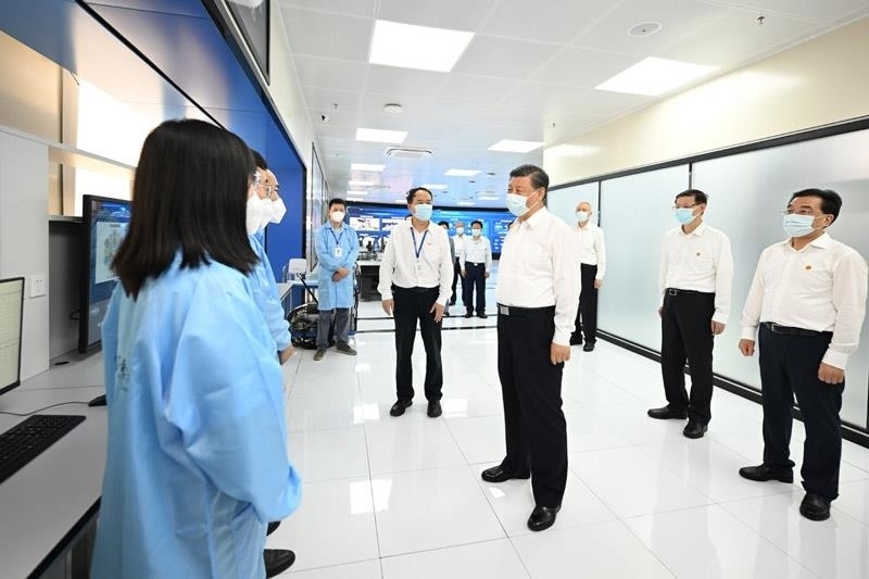 2023年7月6日，習(xí)近平總書記在江蘇南京市考察紫金山實(shí)驗(yàn)室時，同科研人員親切交流。