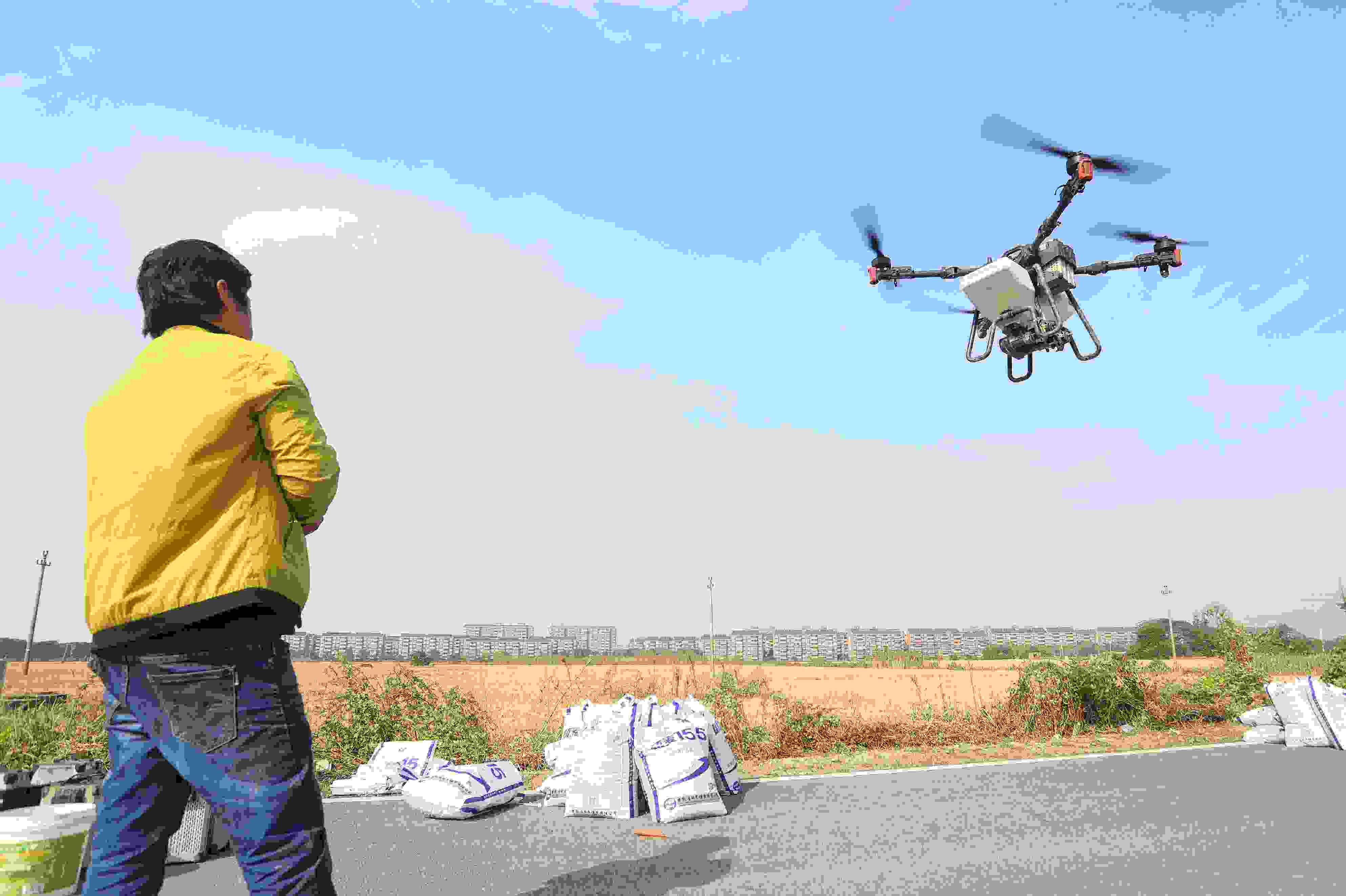 2023年11月15日，浙江嘉興，南湖區(qū)七星街道一處農(nóng)田里，農(nóng)民操縱無(wú)人機(jī)進(jìn)行冬小麥飛播。