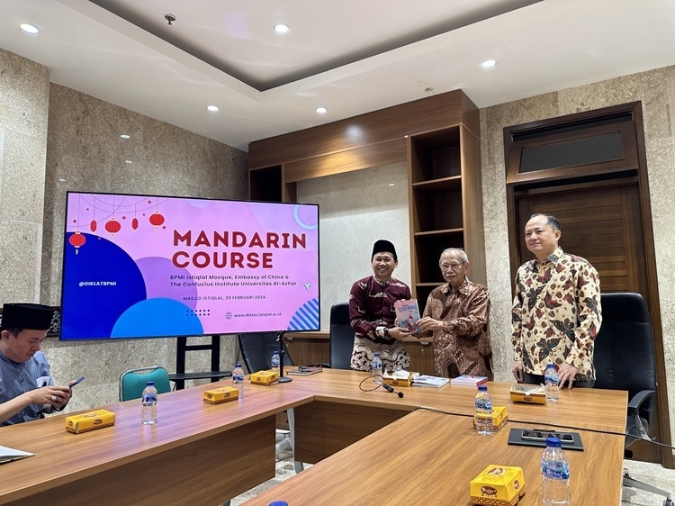 阿拉扎大學(xué)孔子學(xué)院向獨(dú)立清真寺贈(zèng)書。阿拉扎大學(xué)孔子學(xué)院供圖