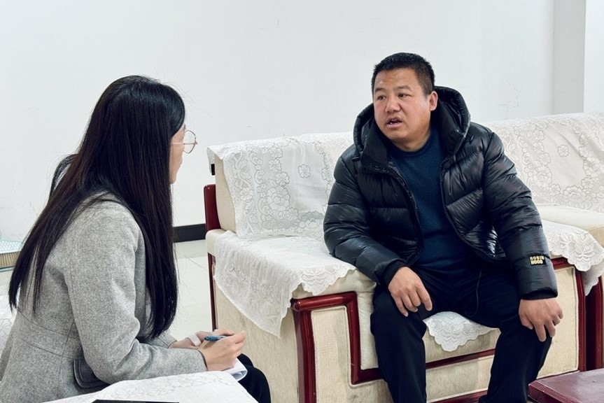 人民網(wǎng)記者采訪“在水一方”小區(qū)住戶。人民網(wǎng) 高清揚攝