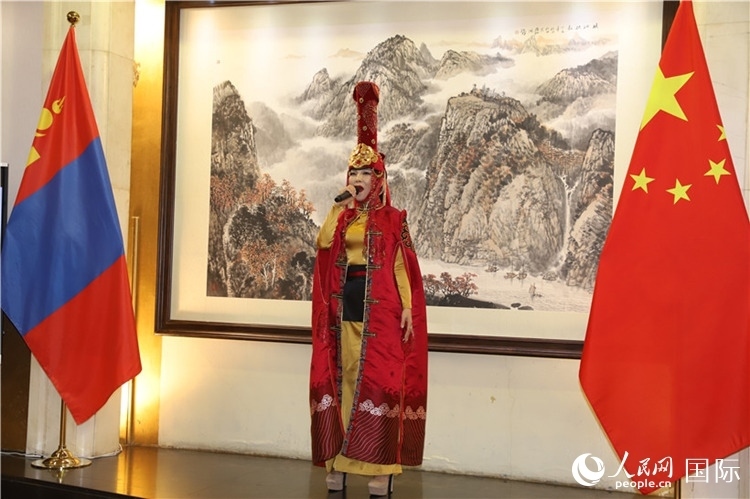 呼麥演唱。人民網(wǎng)記者 霍文攝