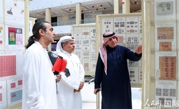 觀眾在欣賞集郵展作品。人民網(wǎng)記者 任皓宇攝