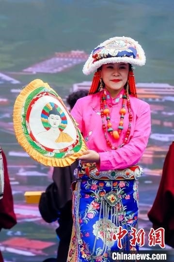 圖為身著民族服飾的演員們展示果洛特色產(chǎn)品。 果洛州文體旅游廣電局 供圖