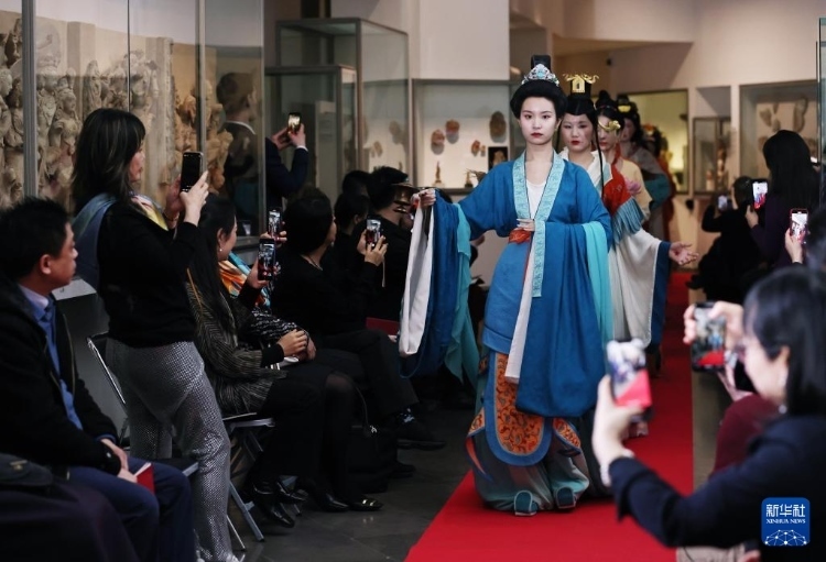 3月13日，在位于法國(guó)巴黎的吉美國(guó)立亞洲藝術(shù)博物館，模特展示敦煌復(fù)原服飾。新華社記者 高靜 攝