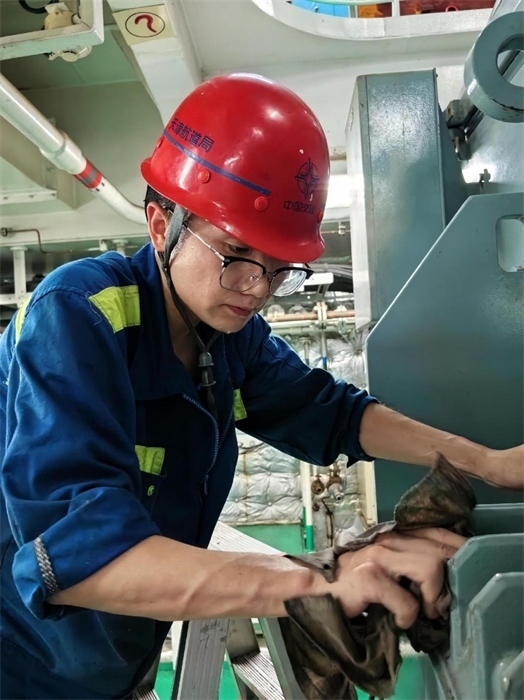 “天鯤號”工作人員正在對設(shè)備進行清潔維護。“天鯤號”供圖