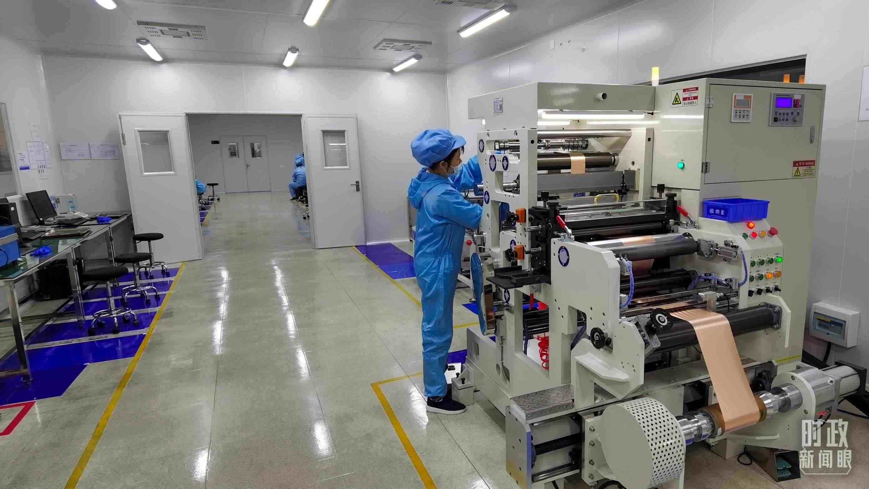 △企業(yè)員工將冷壓后的極片裁出規(guī)定尺寸，用于鋰電池制作。（總臺(tái)央視記者郭鴻拍攝）