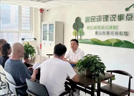 村（居）民評理說事點(diǎn)調(diào)解矛盾糾紛。遼寧省司法廳供圖