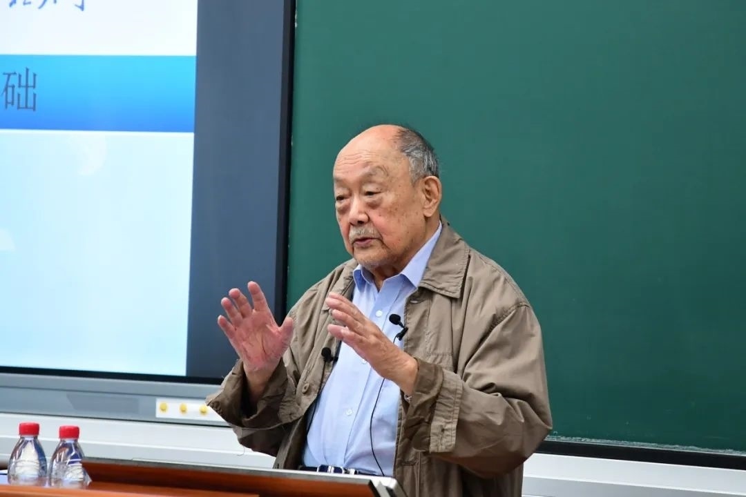 91歲的楊士莪院士“一站到底”為學(xué)生授課。哈爾濱工程大學(xué)供圖