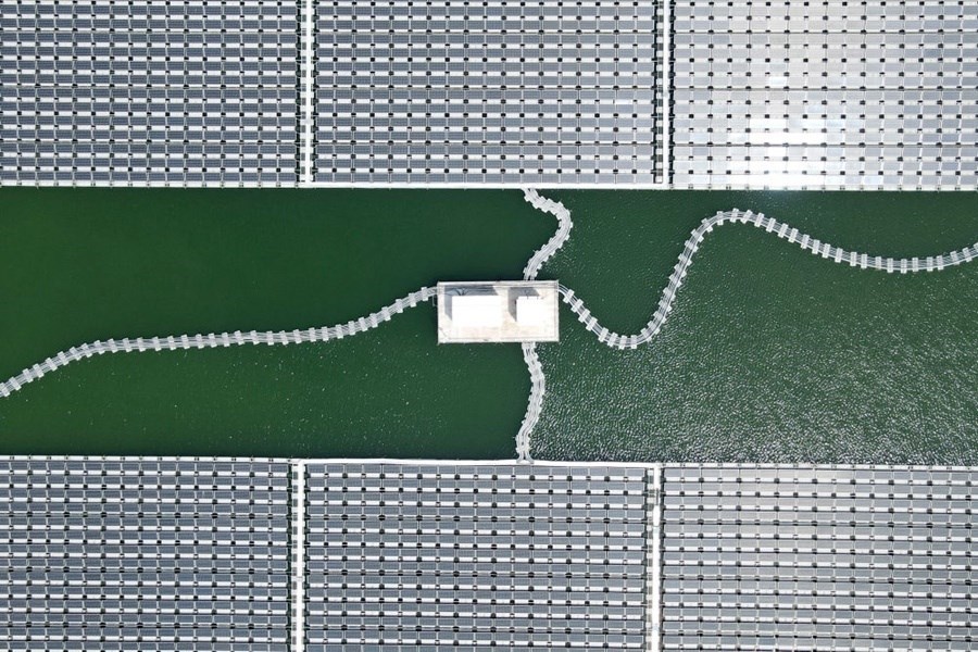 2022年8月25日拍攝的潁上縣毛圩水上光伏電站（無人機照片）。近年來，安徽省阜陽市潁上縣古城鎮(zhèn)積極推進采煤沉陷區(qū)治理工作，將昔日的采煤沉陷區(qū)建設成水上光伏電站，既減少占用土地面積，又能生產(chǎn)清潔能源。