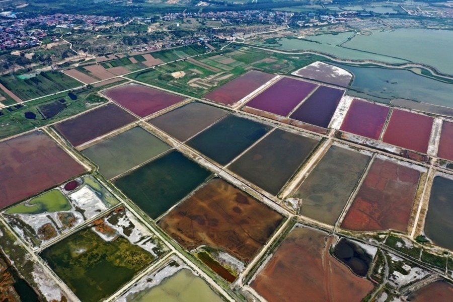 這是2023年7月11日拍攝的山西運城鹽湖一角（無人機照片）。按照“生態(tài)優(yōu)先、保護為主、適度開發(fā)”的原則，2020年9月，運城市全面停止鹽湖范圍內(nèi)的工業(yè)生產(chǎn)活動。近年來，千年鹽湖正在向生態(tài)保護、風貌重塑、產(chǎn)業(yè)轉型、全域旅游的“綠色發(fā)展”轉變。