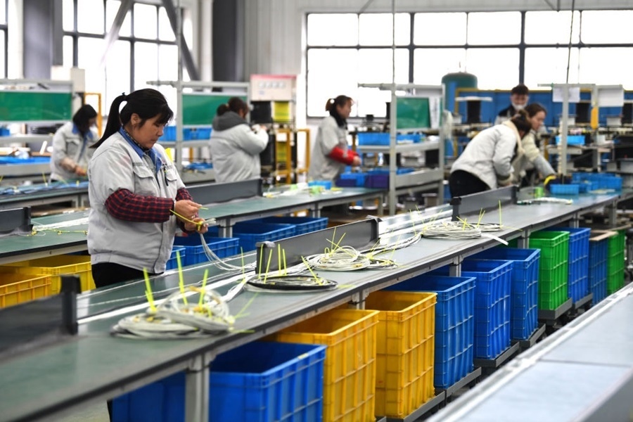 2022年2月16日，工作人員在安徽省滁州市汊河軌道交通裝備產(chǎn)業(yè)園的一家軌道交通裝備企業(yè)生產(chǎn)線上忙碌。安徽省滁州市來安縣汊河鎮(zhèn)地處皖蘇交界，緊鄰南京市江北新區(qū)。近年來，來安縣成為承接南京產(chǎn)業(yè)轉移的前沿陣地，汊河這個曾經(jīng)的傳統(tǒng)農(nóng)業(yè)小鎮(zhèn)緊抓機遇，開始深度融入長三角，參與產(chǎn)業(yè)協(xié)作分工。產(chǎn)業(yè)園吸引了越來越多長三角地區(qū)軌道交通企業(yè)入駐，形成了鐵路客車、城際軌道零部件研發(fā)、生產(chǎn)、銷售的產(chǎn)業(yè)集群。