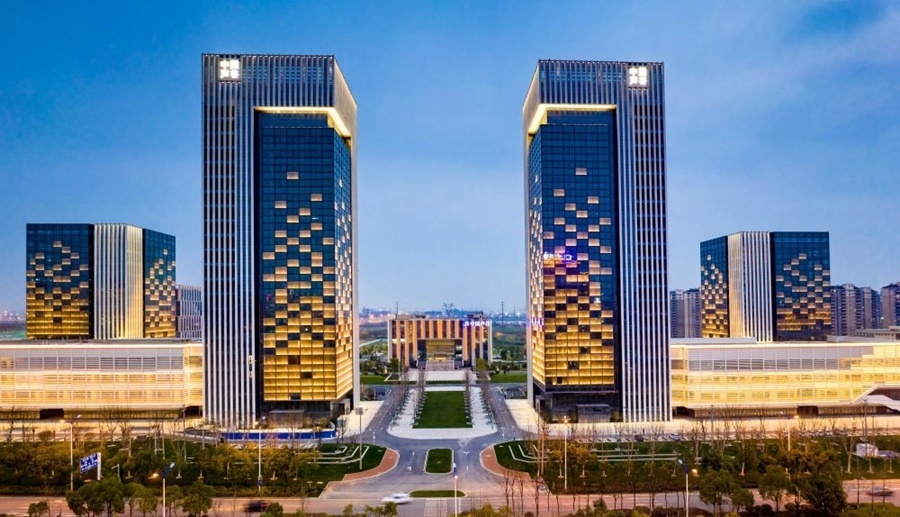 這是2019年3月13日拍攝的位于安徽合肥的中國聲谷產(chǎn)業(yè)園（無人機照片）。截至2024年，中國聲谷入駐企業(yè)超過2000戶，年產(chǎn)值超過2000億元，形成以智能語音及人工智能產(chǎn)業(yè)為核心的新一代信息技術產(chǎn)業(yè)集群。