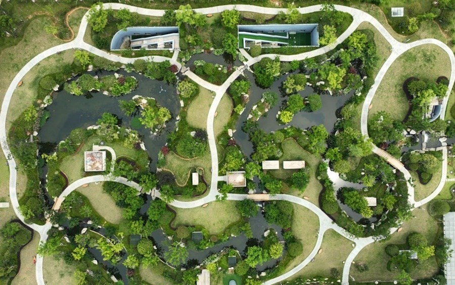 這是2023年6月15日拍攝的以“地上花園+地下治污”設計理念建設的九江市雙溪公園（無人機照片）。近年來，江西省九江市啟動中心城區(qū)水環(huán)境綜合整治工程，通過地下污水治理、岸線生態(tài)修復、興建“公園式”污水處理廠、城市智慧管網(wǎng)管控等措施，改善水環(huán)境，城市面貌煥然一新。