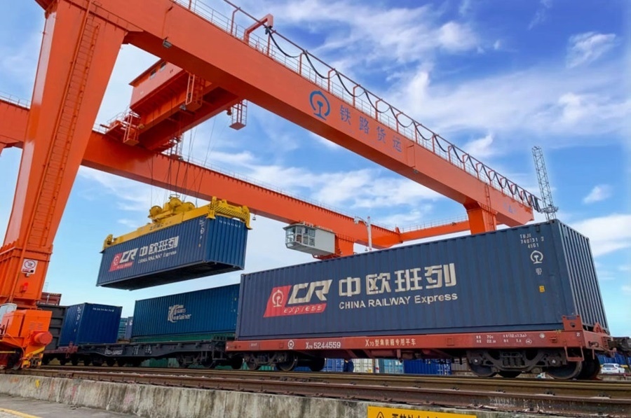 2022年4月29日，在鐵路合肥北站物流基地集裝箱作業(yè)區(qū)，龍門吊吊裝準備發(fā)運的中歐班列集裝箱。