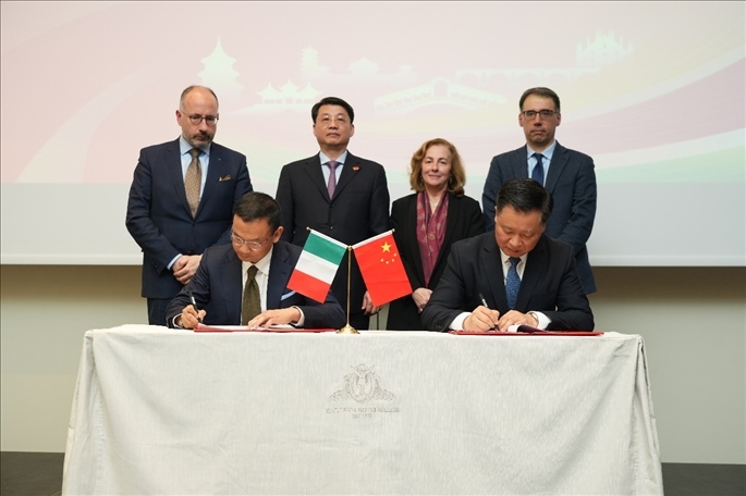 揚州市政府與意大利中國商會簽署合作協(xié)議。 主辦方供圖