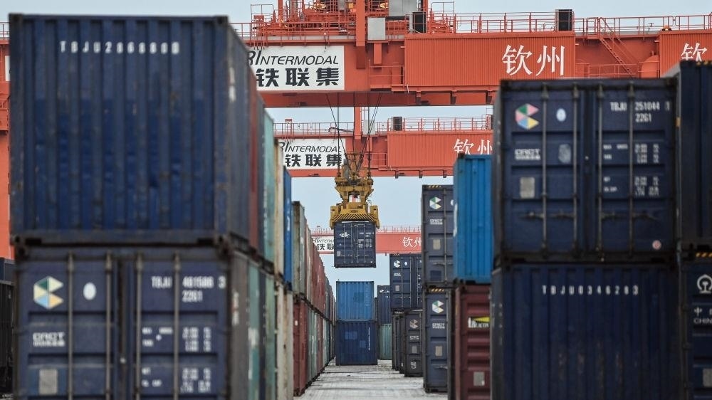 △2023年5月11日，在廣西欽州鐵路集裝箱中心站，塔吊在下卸集裝箱。近年來，在RCEP政策紅利推動(dòng)下，中國與東盟產(chǎn)業(yè)合作不斷深化，助力區(qū)域經(jīng)濟(jì)發(fā)展。